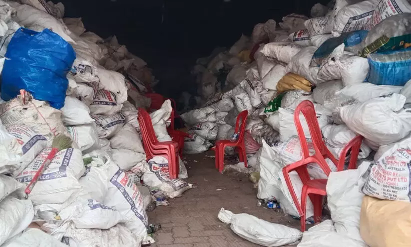 പേരിൽ നഗരസഭ ടൗൺഹാൾ;   കാണാം പ്ലാസ്​റ്റിക്​ മാലിന്യക്കൂമ്പാരം