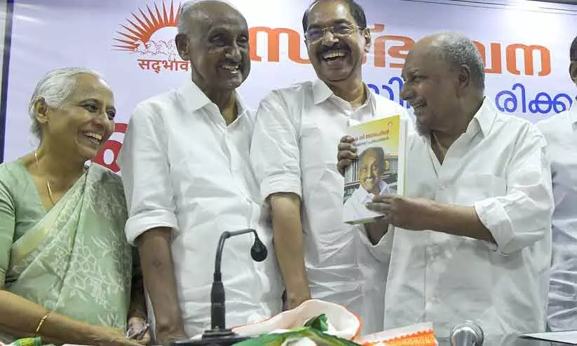 ‘സാറയെവിടെ, ഫോട്ടോ എങ്ങനെയുണ്ട്’; ചിരിപടർത്തി എ.കെ ആന്റണി ‘സാറയെവിടെ, ഫോട്ടോ എങ്ങനെയുണ്ട്’; ചിരിപടർത്തി എ.കെ ആന്റണി