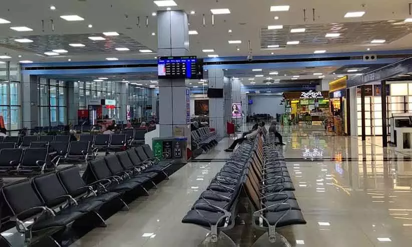 കരിപ്പൂര് വിമാനത്താവളത്തില് ഉപേക്ഷിച്ചനിലയില് ഒന്നര കോടി രൂപയുടെ സ്വർണം, കണ്ടെത്തിയത് ചവറ്റുകുട്ടയില്നിന്ന് കരിപ്പൂര് വിമാനത്താവളത്തില് ഉപേക്ഷിച്ചനിലയില് ഒന്നര കോടി രൂപയുടെ സ്വർണം, കണ്ടെത്തിയത് ചവറ്റുകുട്ടയില്നിന്ന്