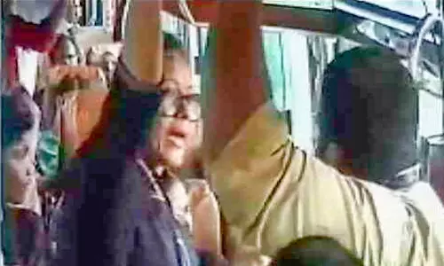 മുതിർന്നവർക്കുള്ള സീറ്റ് നിഷേധിച്ചു; മന്ത്രിക്ക് പരാതി നൽകി യാത്രക്കാരി മുതിർന്നവർക്കുള്ള സീറ്റ് നിഷേധിച്ചു; മന്ത്രിക്ക് പരാതി നൽകി യാത്രക്കാരി