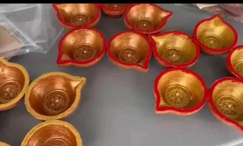 മൺചിരാതുകൾ ഈ ജീവിതങ്ങളുടെ പ്രകാശം...