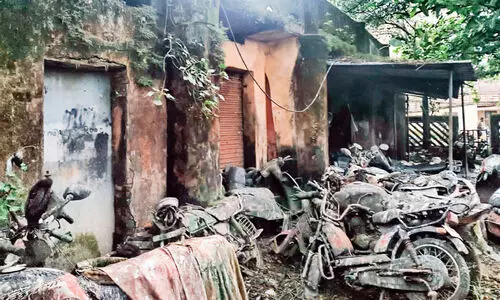 ‘കണ്ണുണ്ടായാൽ പോരാ, കാണണം’; ത​ക​ർ​ന്ന ഗാ​ല​റി​യു​ടെ കീ​ഴി​ൽ ജീ​വ​നും വ്യാ​പാ​ര​വും