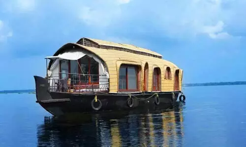 വേമ്പനാട്ടുകായലിൽ നിയമംലംഘിച്ച് ഹൗസ്ബോട്ട് സർവിസ്