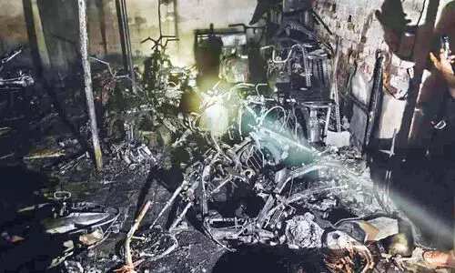 ഇരുചക്ര വാഹന ഷോറൂമിൽ തീപിടിത്തം; ഇരുപത്തിയഞ്ചോളം വാഹനം കത്തിനശിച്ചു