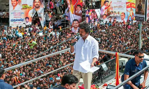 കരൂർ ദുരന്തത്തിൽ മരിച്ചവരുടെ കുടുംബങ്ങളെ വിജയ് നാളെ കാണും