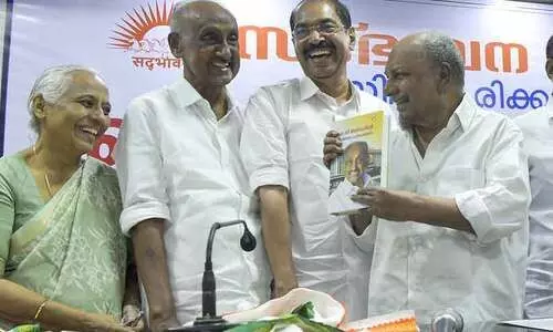 ‘സാറയെവിടെ, ഫോട്ടോ എങ്ങനെയുണ്ട്​’; ചിരിപടർത്തി എ.കെ ആന്‍റണി