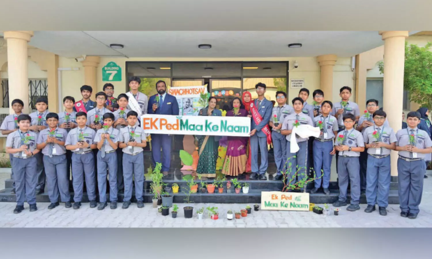 ഏ​ക് പേ​ഡ് മാ ​കേ നാം​കാ​മ്പ​യി​ൻ; വൃ​ക്ഷ​ത്തൈ​ക​ൾ ന​ട്ട് എം.​ഇ.​എ​സ് ഇ​ന്ത്യ​ൻ സ്കൂ​ൾ വി​ദ്യാ​ർ​ഥി​ക​ൾ