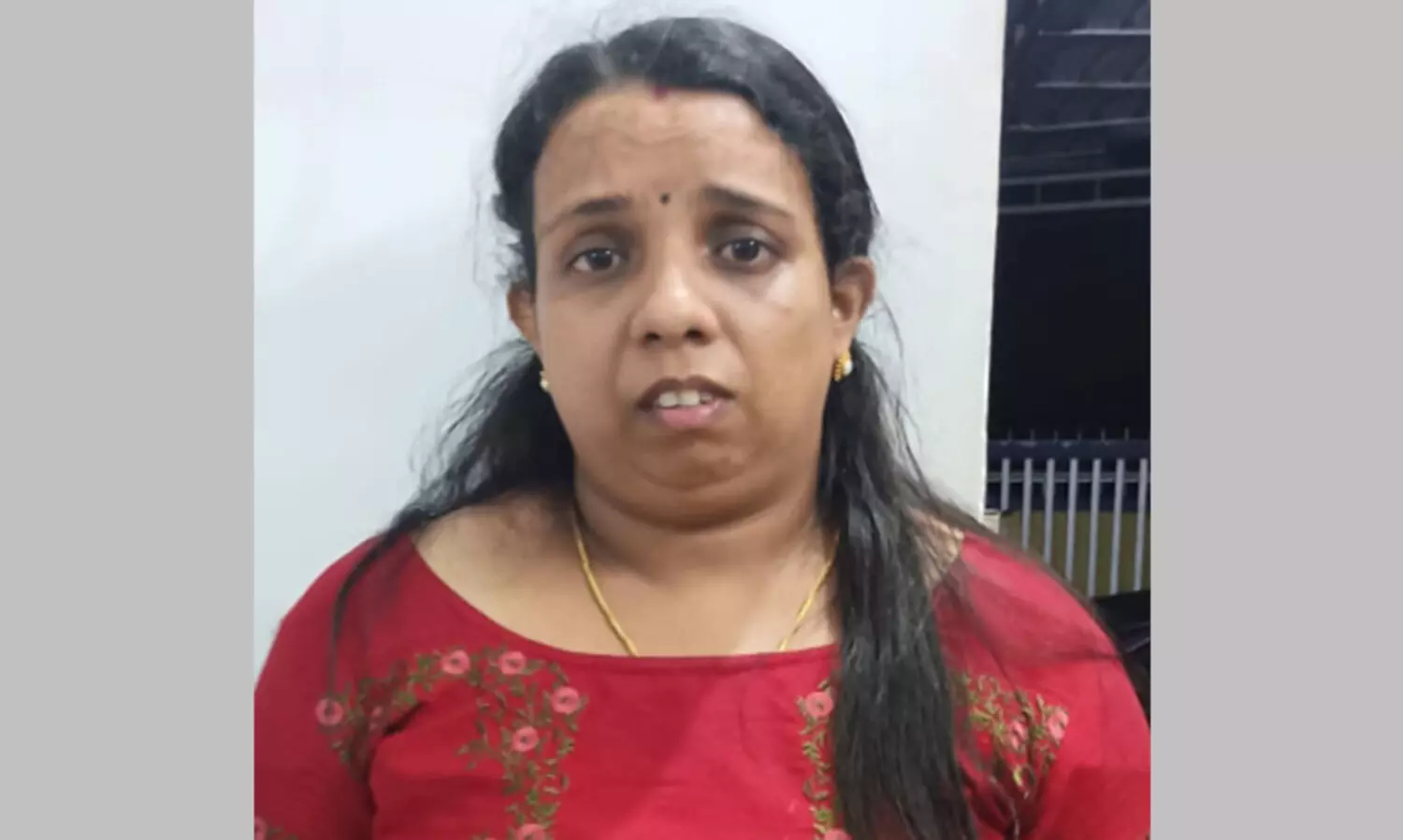 ഒന്നിച്ചുകഴിഞ്ഞത് പറഞ്ഞ് വക്കീൽ ഗുമസ്തനെ ഭീഷണിപ്പെടുത്തി എട്ടു പവൻ സ്വർണവും പണവും തട്ടിയ വീട്ടമ്മ പിടിയിൽ