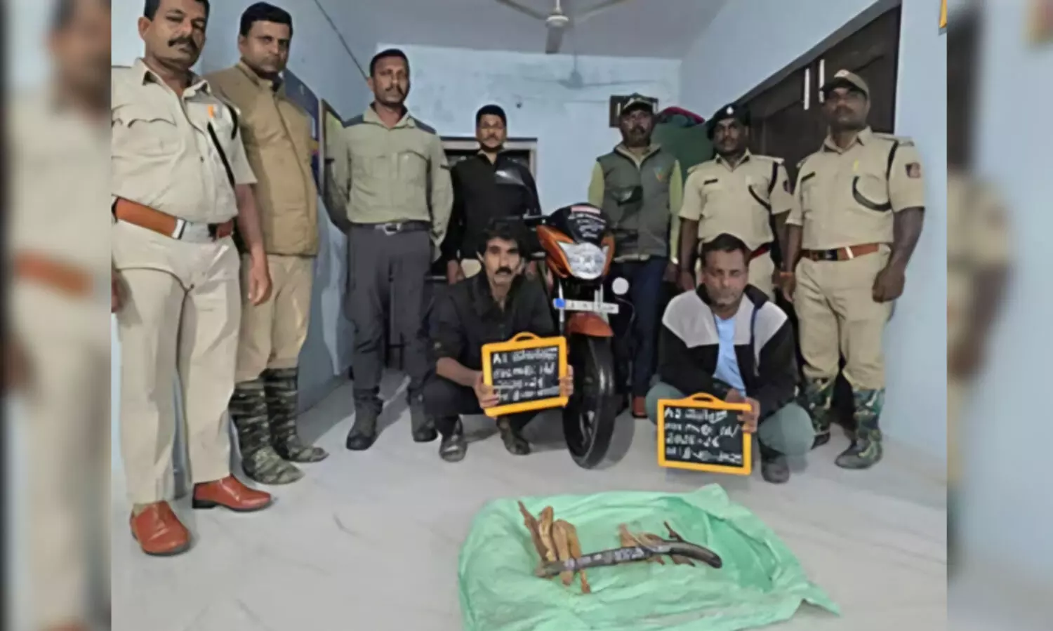 പ്രസ് സ്റ്റിക്കർ പതിച്ച ബൈക്കിൽ ചന്ദനക്കടത്ത്; പ്രാദേശിക പത്ര റിപോർട്ടർ ഉൾപ്പെടെ രണ്ടുപേർ അറസ്റ്റിൽ