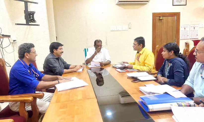 പ്ര​ള​യ പു​ന​ര​ധി​വാ​സം വേ​ഗ​ത്തി​ലാ​ക്കാ​ന്‍ നി​ർ​ദേ​ശം