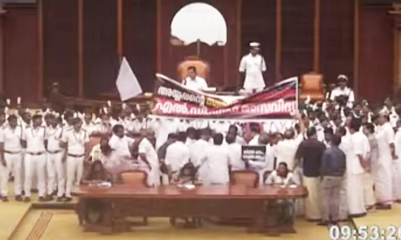 ചീഫ് മാർഷലിനെ മർദിച്ചു; മൂന്നു പ്രതിപക്ഷ എം.എൽ.എമാർക്ക് സസ്പെൻഷൻ ചീഫ് മാർഷലിനെ മർദിച്ചു; മൂന്നു പ്രതിപക്ഷ എം.എൽ.എമാർക്ക് സസ്പെൻഷൻ