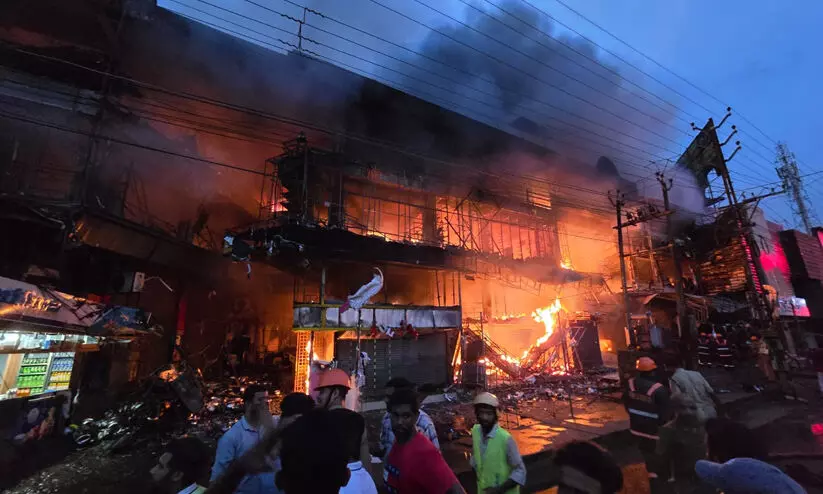 തളിപ്പറമ്പ് നഗരത്തിൽ വൻ തീപിടിത്തം; നിരവധി കടകൾ കത്തി നശിച്ചു, 10 കോടിയിലേറെ രൂപയുടെ നഷ്ടം