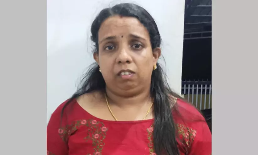 ഒന്നിച്ചുകഴിഞ്ഞത് പറഞ്ഞ് വക്കീൽ ഗുമസ്തനെ ഭീഷണിപ്പെടുത്തി എട്ടു പവൻ സ്വർണവും പണവും തട്ടിയ വീട്ടമ്മ പിടിയിൽ