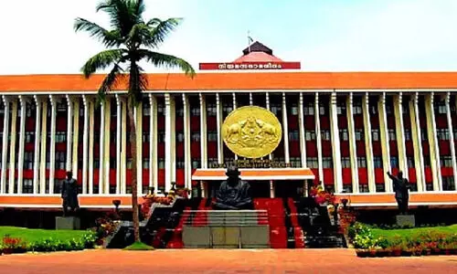 പോർവിളി, കൈയാങ്കളി; നടുത്തളത്തിൽ നേർക്കുനേർ