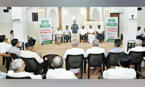 ഹൃദയങ്ങളിലേക്ക് മലർക്കെ തുറന്ന്   മസ്ജിദിന്റെ വാതിലുകൾ...