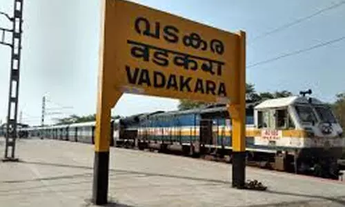 വ​ട​ക​ര​യി​ൽ നിർത്താതെ കൂ​കി​പ്പാ​ഞ്ഞ് തീ​വ​ണ്ടികൾ