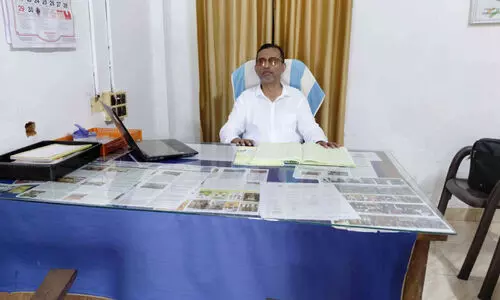 ഇച്ഛാശക്തിയുടെ പ്രതീകമായി അധ്യാപകൻ ഇച്ഛാശക്തിയുടെ പ്രതീകമായി അധ്യാപകൻ