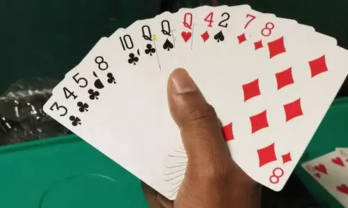 മു​ള്ളൂ​ർ​ക്ക​ര​യി​ൽ ശീട്ടു​ക​ളി; 2.15 ല​ക്ഷ​വു​മാ​യി 11 പേ​ർ പി​ടി​യി​ൽ