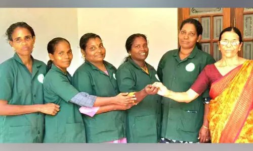 സ്വർണത്തിൽ കണ്ണ് മഞ്ഞളിക്കാതെ ഹരിതകർമ സേന; കളഞ്ഞുകി​ട്ടി​യ സ്വ​ർ​ണ​മോ​തി​രം ഉ​ട​മ​ക്ക് തി​രി​ച്ചു​ന​ൽ​കി