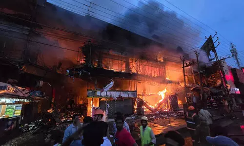 തളിപ്പറമ്പ് നഗരത്തിൽ വൻ തീപിടിത്തം; നിരവധി കടകൾ കത്തി നശിച്ചു, 10 കോടിയിലേറെ രൂപയുടെ നഷ്ടം