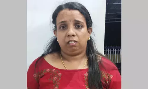 ഒന്നിച്ചുകഴിഞ്ഞത് പറഞ്ഞ് വക്കീൽ ഗുമസ്തനെ ഭീഷണിപ്പെടുത്തി എട്ടു പവൻ സ്വർണവും പണവും തട്ടിയ വീട്ടമ്മ പിടിയിൽ