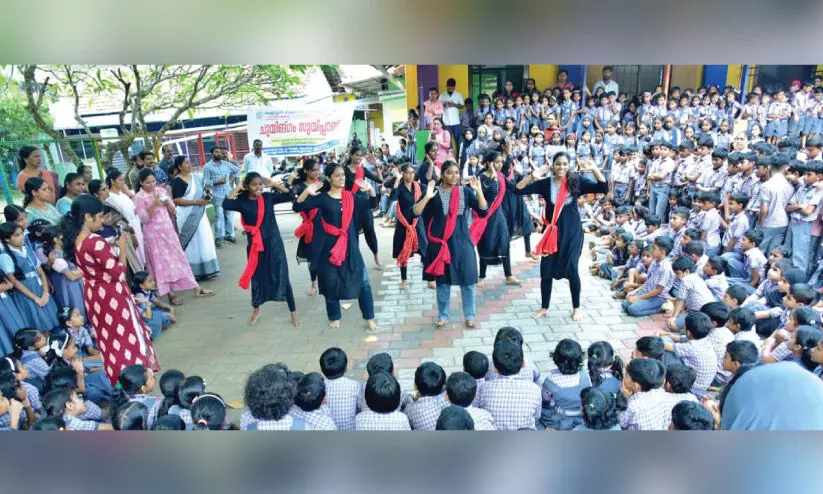 ഈ സുയിപ്പ് ഇനി വേണ്ട; ച്യൂയിങ്ഗം ഉപേക്ഷിച്ച് കുട്ടികൾ