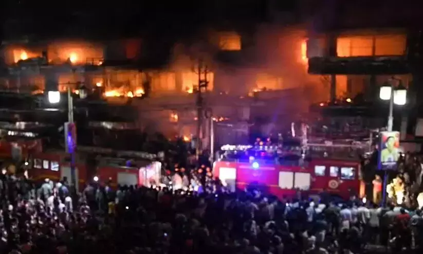 തീപിടിത്തം; നാട് കൈകോർത്ത രക്ഷാപ്രവർത്തനം തീപിടിത്തം; നാട് കൈകോർത്ത രക്ഷാപ്രവർത്തനം