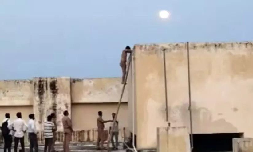 കാലിന് പരിക്കേറ്റ് ചികിത്സയിലായിരുന്ന 61കാരൻ ആശുപത്രിയിലെ വാട്ടർ ടാങ്കിൽ മരിച്ചനിലയിൽ