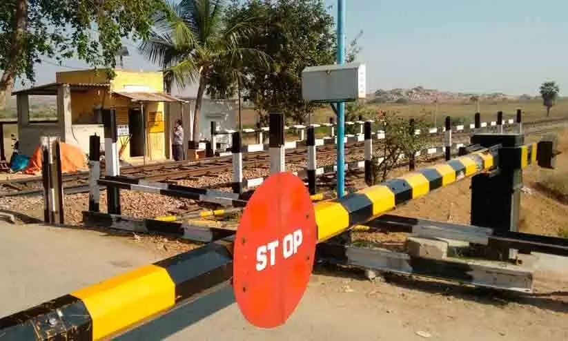 Railway gate,Collapsed,Lorry,Puthukkad,Train traffic, പുതുക്കാട്, റെയിൽ​​​ഗേറ്റ്