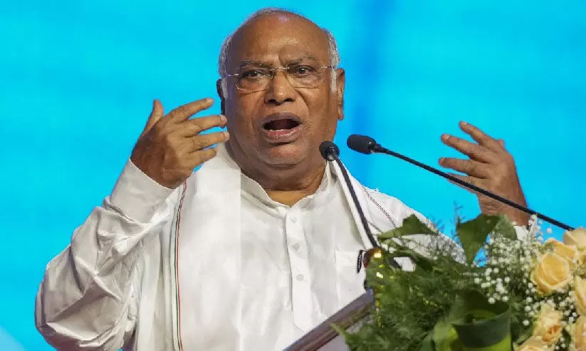 ഇന്ത്യയെ ഭരിക്കുക തീവ്രവാദ പ്രത്യയശാസ്ത്രത്തിന്റെ കൽപ്പനകളായിരിക്കില്ല, ഭരണഘടനയായിരിക്കുമെന്ന് ഖാർഗെ; ദലിത് ഐ.പി.എസ് ഓഫിസറുടെ ആത്മഹത്യയിൽ പ്രതിഷേധം കടുപ്പിച്ച് കോൺഗ്രസ് ഇന്ത്യയെ ഭരിക്കുക തീവ്രവാദ പ്രത്യയശാസ്ത്രത്തിന്റെ കൽപ്പനകളായിരിക്കില്ല, ഭരണഘടനയായിരിക്കുമെന്ന് ഖാർഗെ; ദലിത് ഐ.പി.എസ് ഓഫിസറുടെ ആത്മഹത്യയിൽ പ്രതിഷേധം കടുപ്പിച്ച് കോൺഗ്രസ്