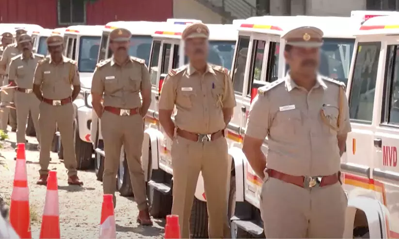 മൂന്നു മണിക്കൂറോളം ഉദ്യോഗസ്ഥരെ കനത്ത വെയിലിൽ നിർത്തിപ്പൊരിച്ച് ഗതാഗത മന്ത്രി; പുതിയ വാഹനങ്ങള്‍ നിരത്തിലിറക്കി