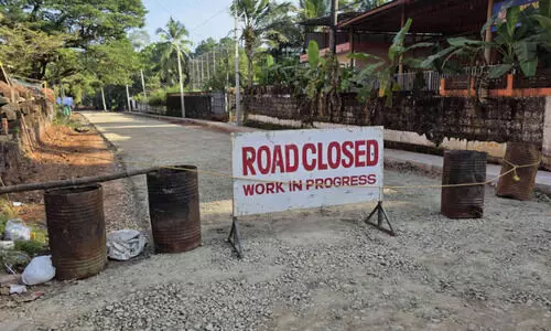 ഏ​ഴു​മാ​സ​മാ​യി​ട്ടും റോഡ് തു​റ​ക്കാ​നാ​യി​ല്ല; ഗതാഗതക്കുരുക്ക് രൂക്ഷം