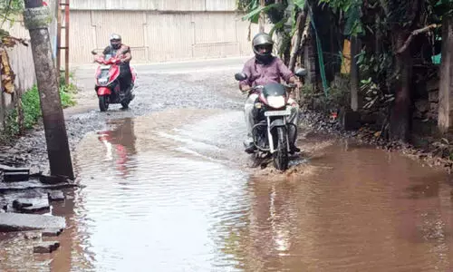 റോഡിൽ വെള്ളക്കെട്ട്; യാത്രക്കാർ ദുരിതത്തിൽ റോഡിൽ വെള്ളക്കെട്ട്; യാത്രക്കാർ ദുരിതത്തിൽ