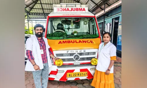ആശുപത്രിയിലേക്കുള്ള യാത്രക്കിടെ യുവതി ആംബുലൻസിൽ പ്രസവിച്ചു