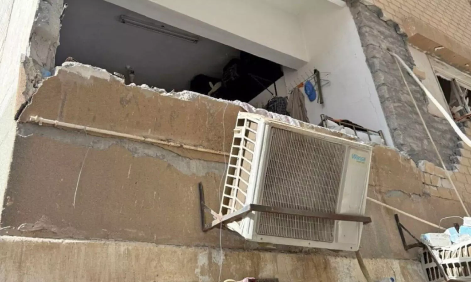 ര​ണ്ടു വീ​ടു​ക​ളി​ൽ തീ​പി​ടി​ത്തം;  അ​ടു​ക്ക​ള​യി​ൽ ഗ്യാ​സ് പൊ​ട്ടി​ത്തെ​റി​ച്ച് ഒ​രാ​ൾ​ക്ക് പ​രി​ക്ക്