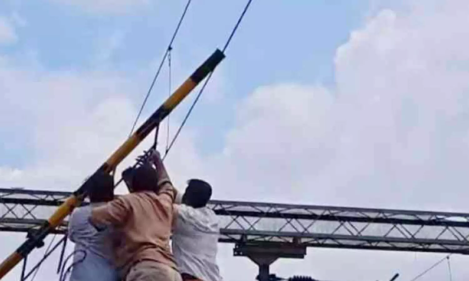 ലോറിയിടിച്ച് ഗേ​റ്റ് വൈ​ദ്യു​തി ക​മ്പി​യി​ൽ വീ​ണു; ഒ​ഴി​വാ​യ​ത് വ​ൻ​ദു​ര​ന്തം