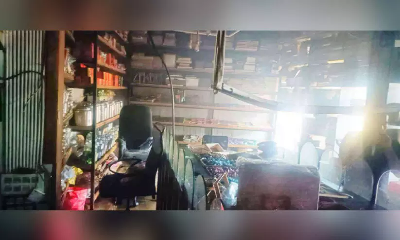 കിഴക്കേത്തലയിൽ വ്യാപാര സ്ഥാപനത്തിൽ തീപിടിത്തം കിഴക്കേത്തലയിൽ വ്യാപാര സ്ഥാപനത്തിൽ തീപിടിത്തം