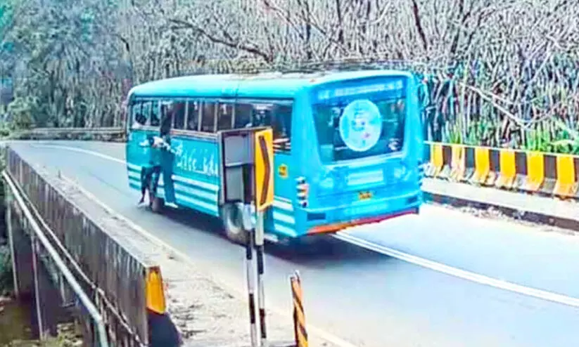 ഓട്ടത്തിനിടെ ബസിൽനിന്ന് കണ്ടക്ടര്‍ തെറിച്ചുവീണു