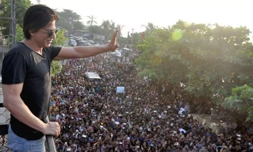 Shah Rukh Khan meeting his fans
