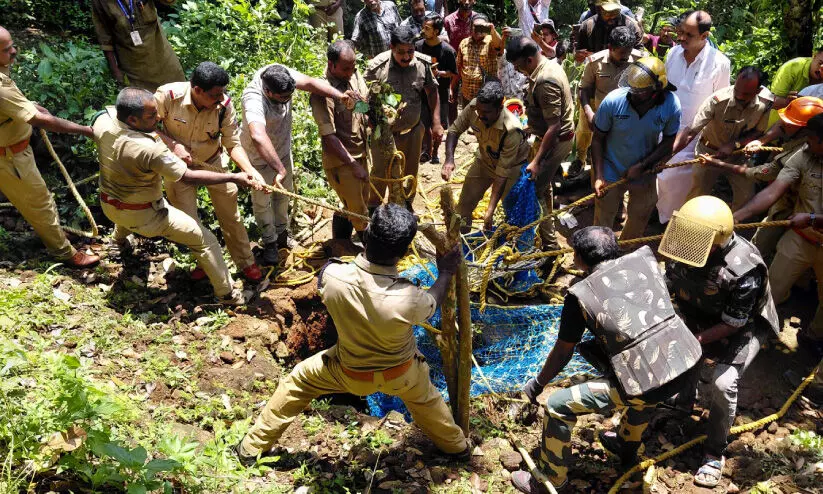 കിണറ്റിൽ പുലി; ആകാംക്ഷയും ആശങ്കയും കരയിൽ