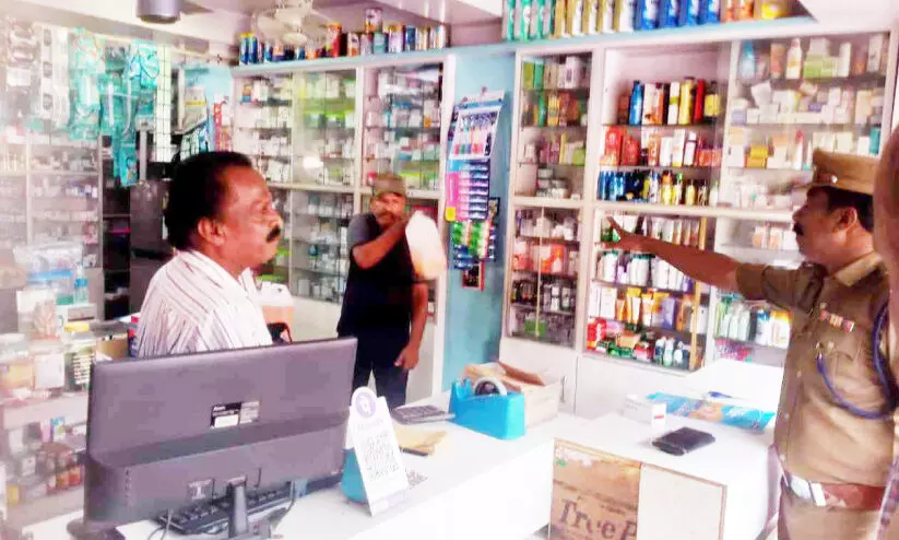 കടക്കുള്ളിൽ കയറി പെട്രോൾ ഒഴിച്ച് ആത്മഹത്യ ഭീഷണി