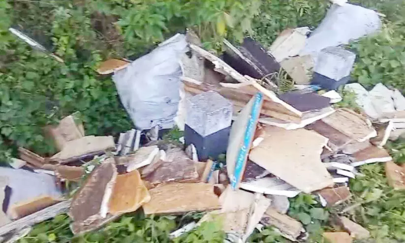 കൃഷിയിടത്തിനരികിൽ മാലിന്യ നിക്ഷേപം; കർഷകർ പ്രതിസന്ധിയിൽ കൃഷിയിടത്തിനരികിൽ മാലിന്യ നിക്ഷേപം; കർഷകർ പ്രതിസന്ധിയിൽ