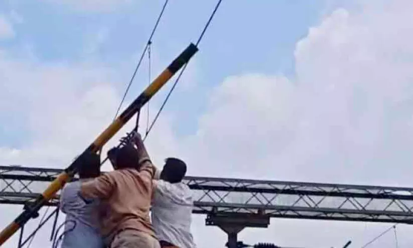 ലോറിയിടിച്ച് ഗേ​റ്റ് വൈ​ദ്യു​തി ക​മ്പി​യി​ൽ വീ​ണു; ഒ​ഴി​വാ​യ​ത് വ​ൻ​ദു​ര​ന്തം