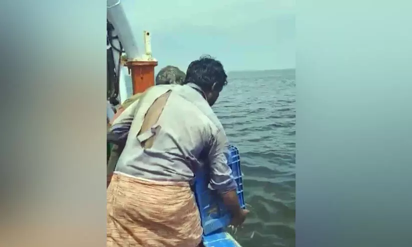 നിയമവിരുദ്ധ മത്സ്യബന്ധനം; മറൈൻ എൻഫോഴ്സ്മെന്റ് ബോട്ട് പിടിച്ചെടുത്തു നിയമവിരുദ്ധ മത്സ്യബന്ധനം; മറൈൻ എൻഫോഴ്സ്മെന്റ് ബോട്ട് പിടിച്ചെടുത്തു