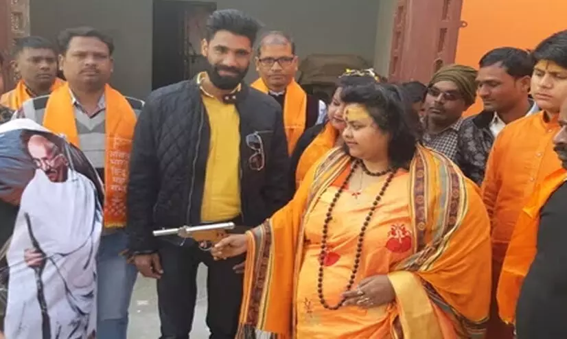 ഗാന്ധി ചിത്രത്തിന് നേ​രെ വെടിയുതിർത്ത ഹിന്ദുത്വനേതാവ് കൊലപാതക കേസിൽ അറസ്റ്റിൽ