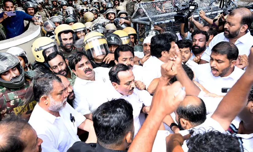 പേരാമ്പ്ര പൊലീസ് ലാത്തിച്ചാർജ്: സംഘർഷത്തിൽ കലാശിച്ച് എൽ.ഡി.എഫ്, യു.ഡി.എഫ് പ്രകടനങ്ങൾ പേരാമ്പ്ര പൊലീസ് ലാത്തിച്ചാർജ്: സംഘർഷത്തിൽ കലാശിച്ച് എൽ.ഡി.എഫ്, യു.ഡി.എഫ് പ്രകടനങ്ങൾ