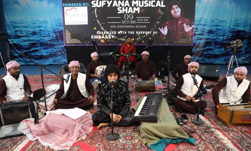 സുഫിയാനാ ഖവാലി സന്ധ്യ: ആവേശത്തിരയിളക്കി ഉസ്താദ് റഈസ് അനിസ് സബ്രിയും സംഘവും സുഫിയാനാ ഖവാലി സന്ധ്യ: ആവേശത്തിരയിളക്കി ഉസ്താദ് റഈസ് അനിസ് സബ്രിയും സംഘവും