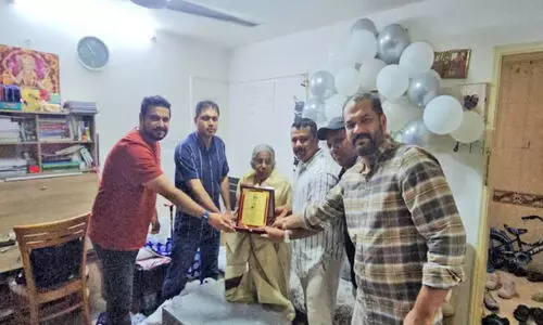 പൂർവ വിദ്യാർഥിനിയെ ആദരിച്ചു