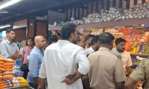 സ്ഥാപനങ്ങളിൽ പ്ലാസ്​റ്റിക്​ പരിശോധന; പാണ്ടിക്കാട്ട്​ ഉദ്യോഗസ്ഥരെ തടഞ്ഞ്​ വ്യാപാരികൾ