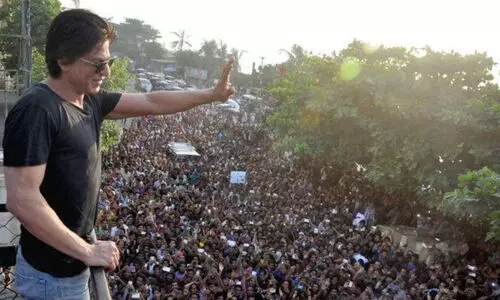 Shah Rukh Khan meeting his fans